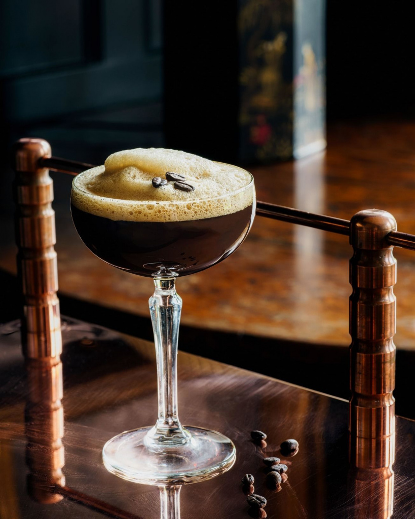 Espresso Martini подается на дижестив и легко может заменить десерт