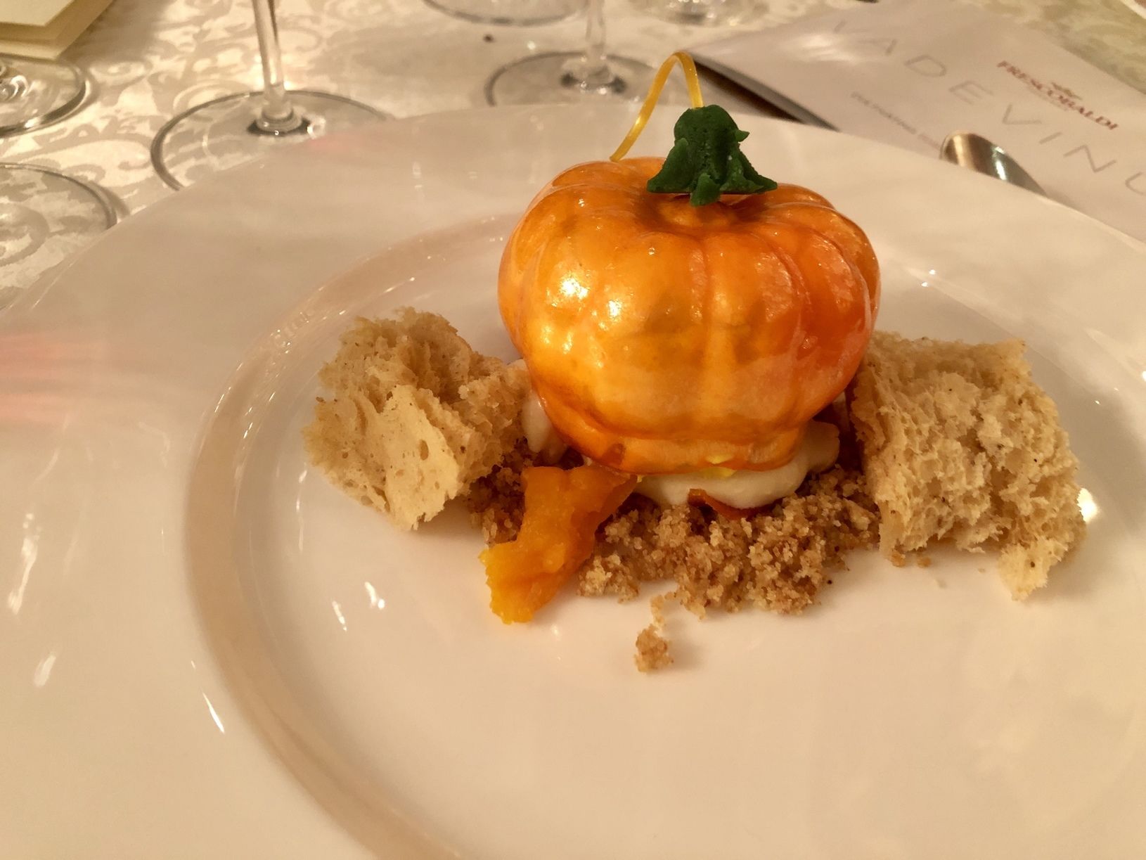 Удивительный десерт под названием «Тыква, фундук, коньяк», оказался нежнейшим суфле в очень тонком карамельном панцире. С ним сошлось Mormoretto 2015