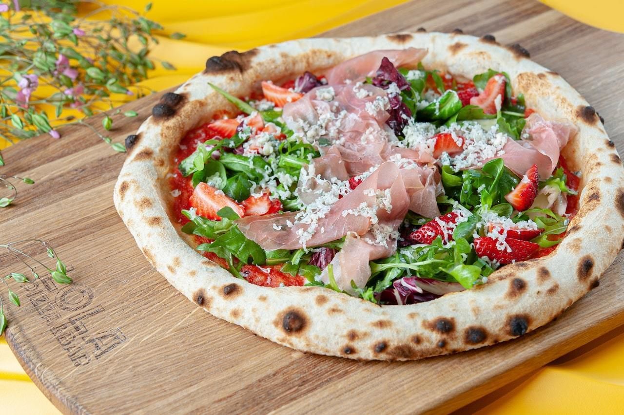 Пицца с прошутто крудо, клубникой, голубым сыром и микс-салатом © Lola Pizza&Bar