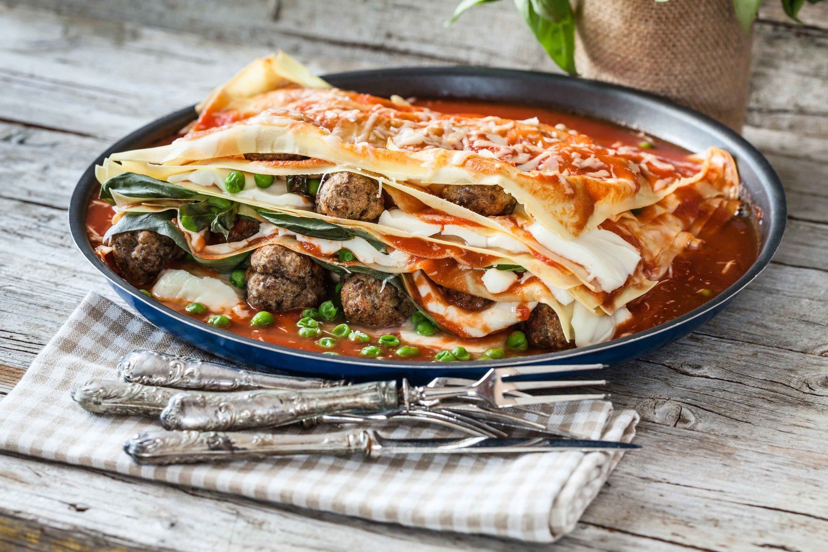 Лазанья наполетана кон рикотта е польпеттине (Lasagna napoletana con ricotta e polpettine) © Shutterstock