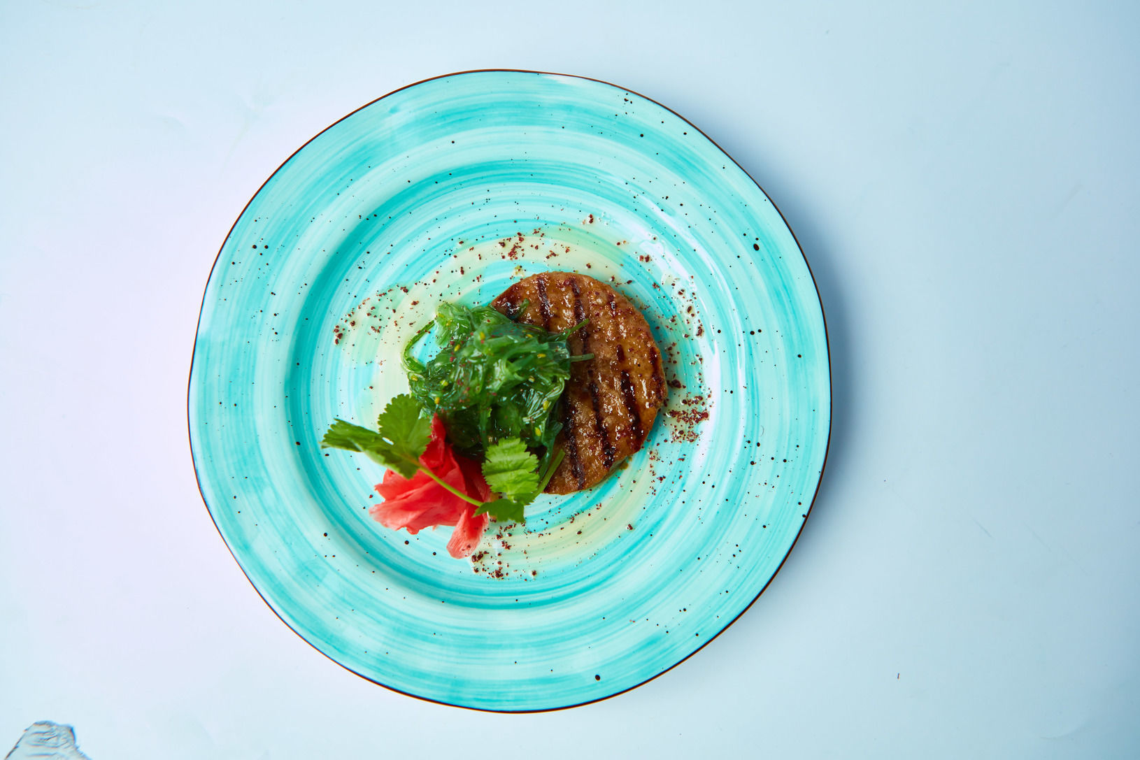 Котлета с салатом чука и маринованным имбирем © Ваня Березкин