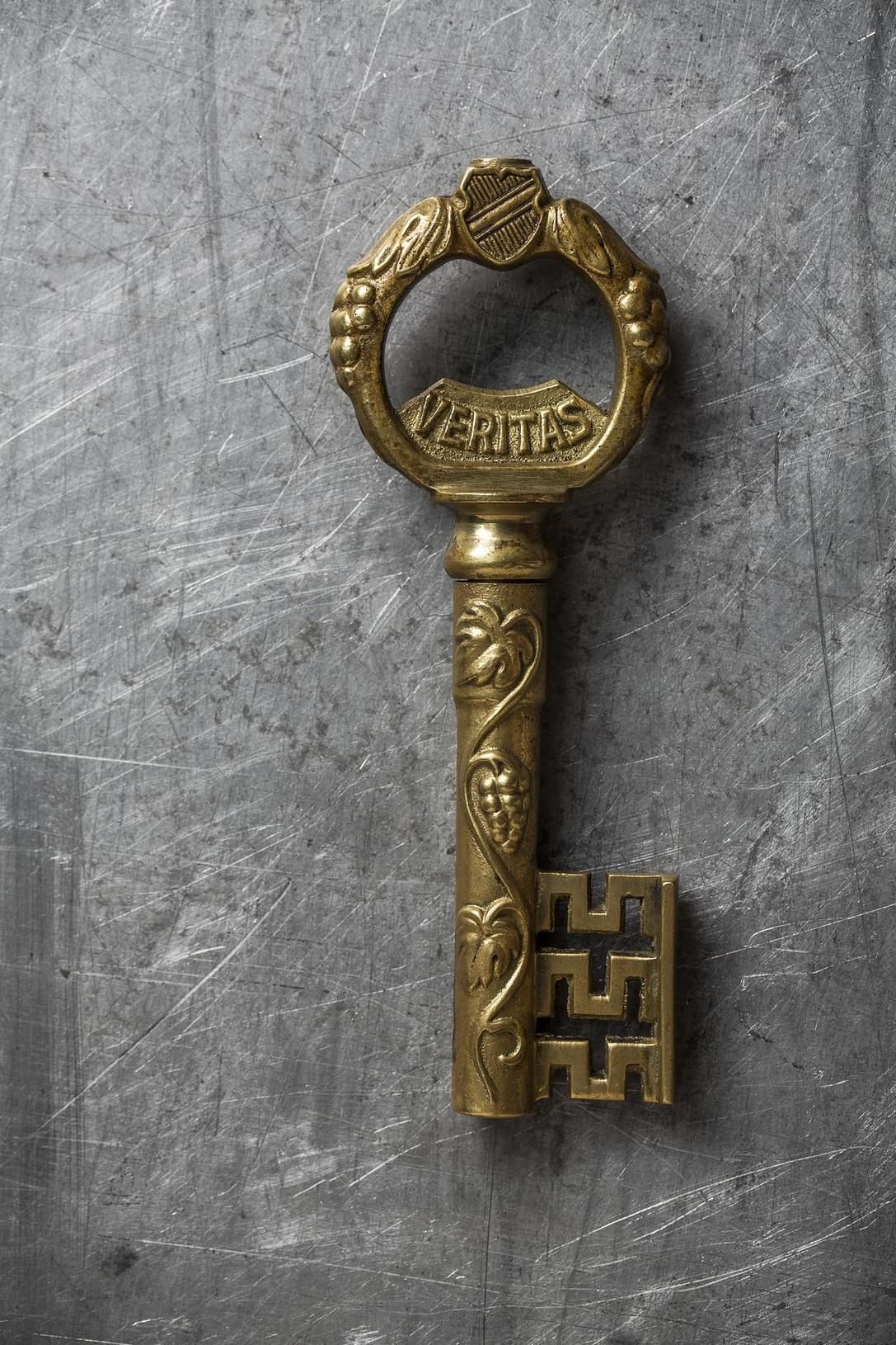 Ключ, In Vino Veritas, Германия, середина XX века. Штопоры в виде ключей появились в 1920-х годах и пользовались невероятной популярностью на протяжении всего XX века. Французы переиначили историю про ключи от города в историю про ключи от погреба, но час