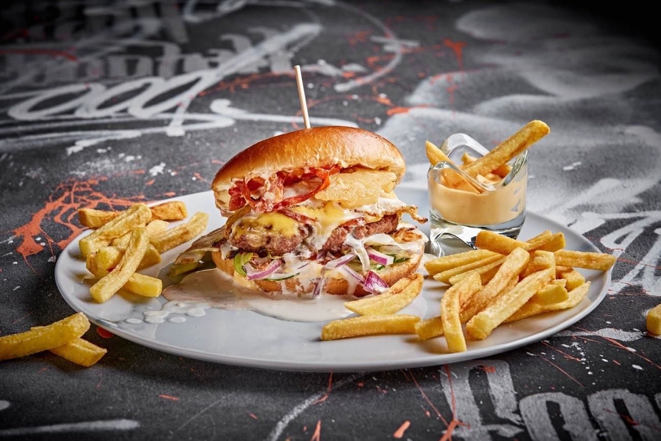 Мини-бургер с картофелем фри от The Best Burgers © пресс-служба фуд-холла «Дружба»