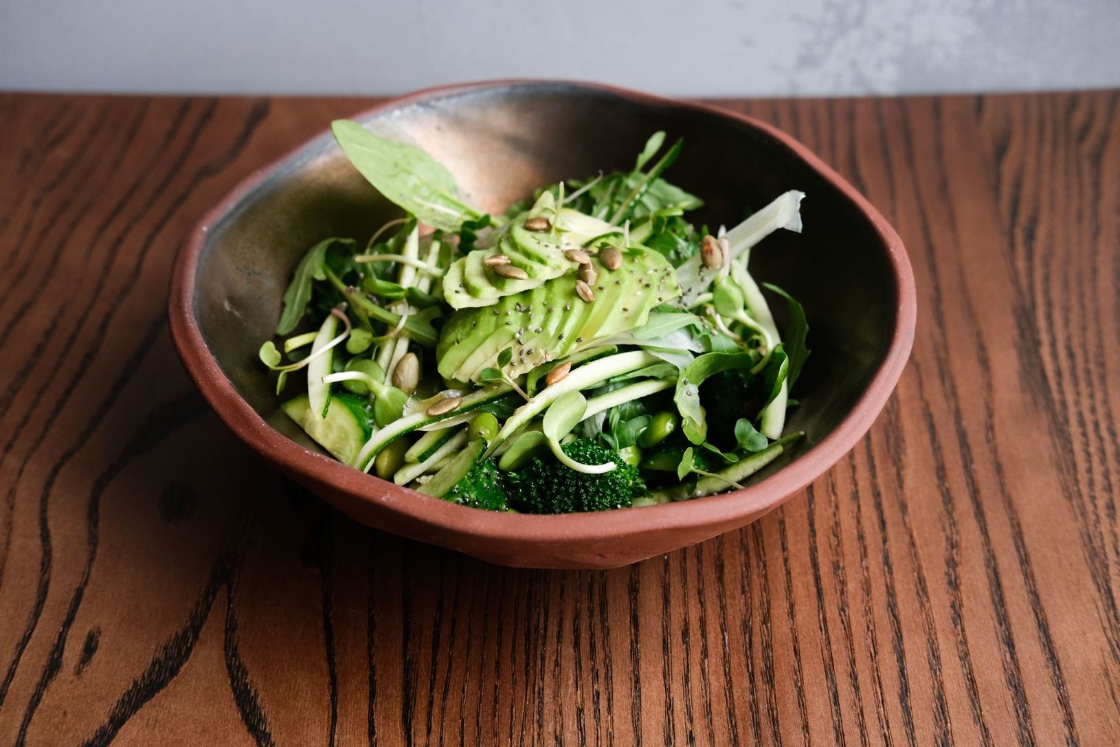 Зеленый салат с авокадо, фенхелем и эдамаме © пресс-служба Moriarty Bar&Kitchen