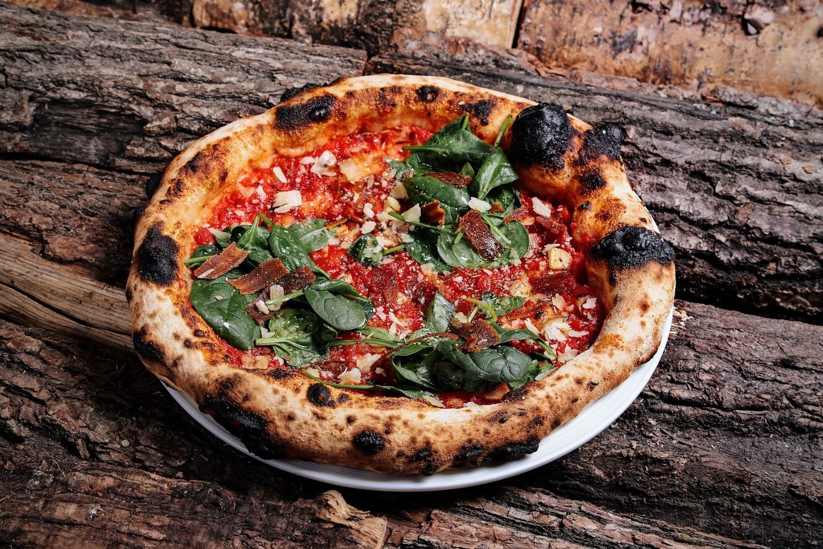Пицца со шпинатом и боттаргой © пресс-служба Accenti