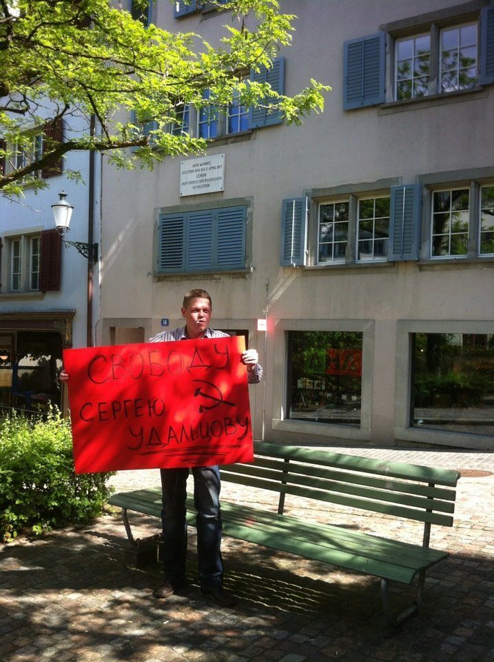 Денис Пузырев в Цюрихе у дома, где жил Владимир Ленин, 2012 год © Евгений Красников