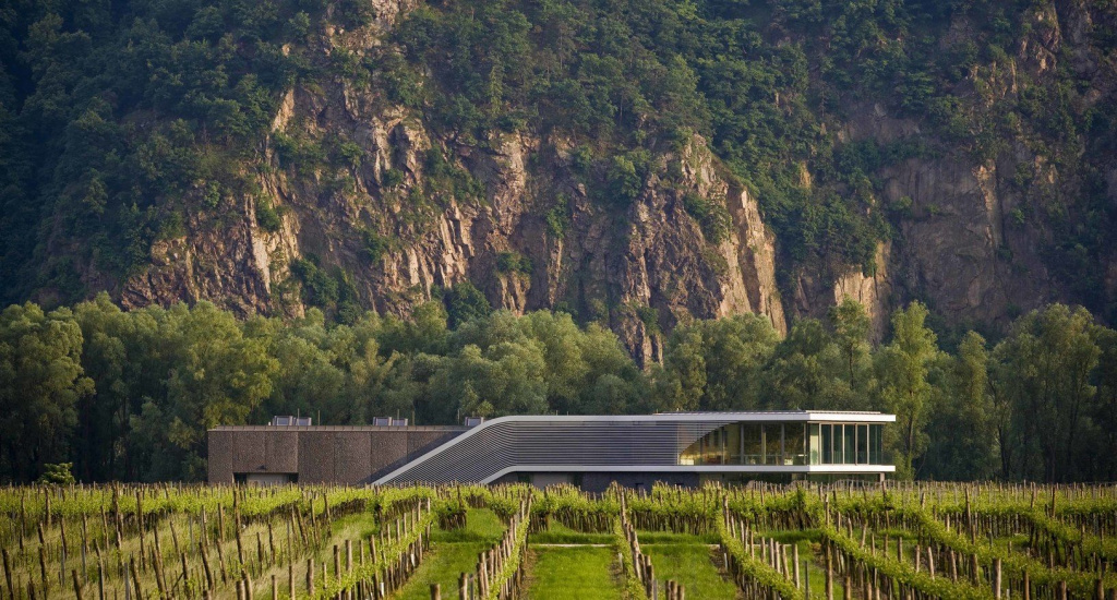 Современное здание винодельни F.X. Pichler, Австрия