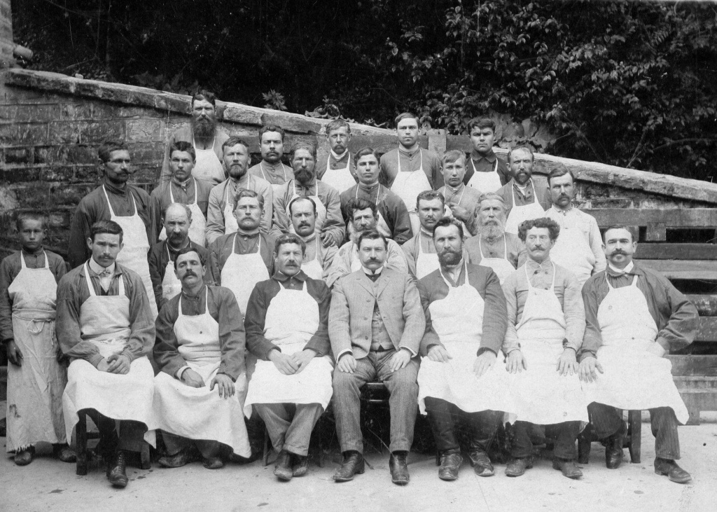 Виктор Дравиньи с рабочими и служащими удельного имения «Абрау-Дюрсо» © архив пресс-службы «Абрау-Дюрсо»