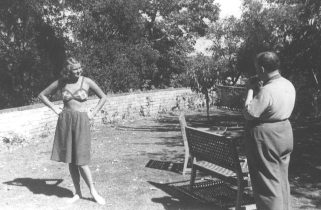 Ингрид Бергман позирует перед Альфред Хичкоком во время ее посещения Heart O' The Mountain estate. Фото: www.heartothemountain.com