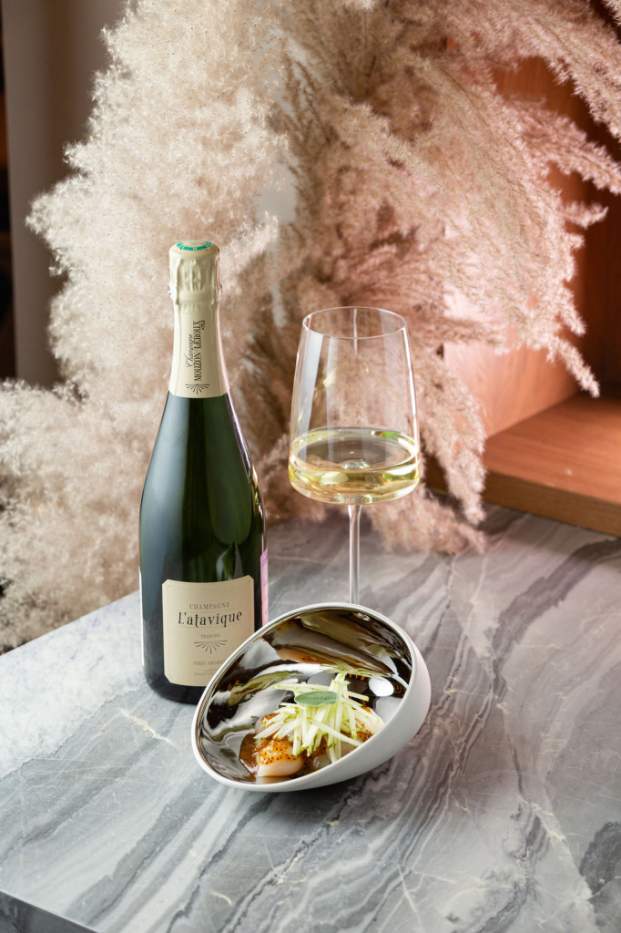 Mouzon-Leroux l’Atavique Extra Brut Champagne NV & гребешок с соусом чиа © Семен Кузьмин