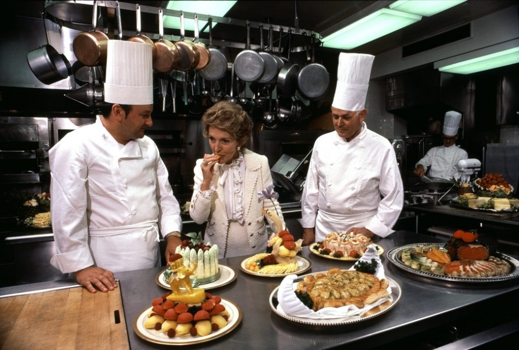 Первая леди Нэнси Рэйган пробует блюда , приготовленные для официального обеда. 6 июня 1982 года. Фото: © White House Historical Association