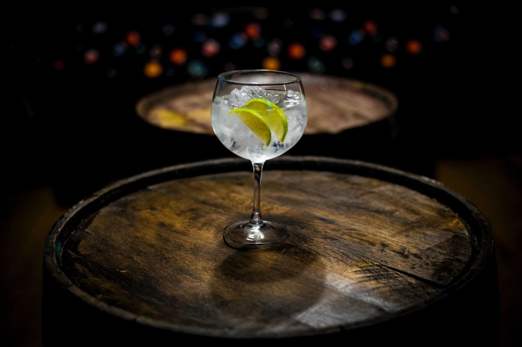 Коктейль Martini Royal. Фото: © Laure Noverraz/Unsplash