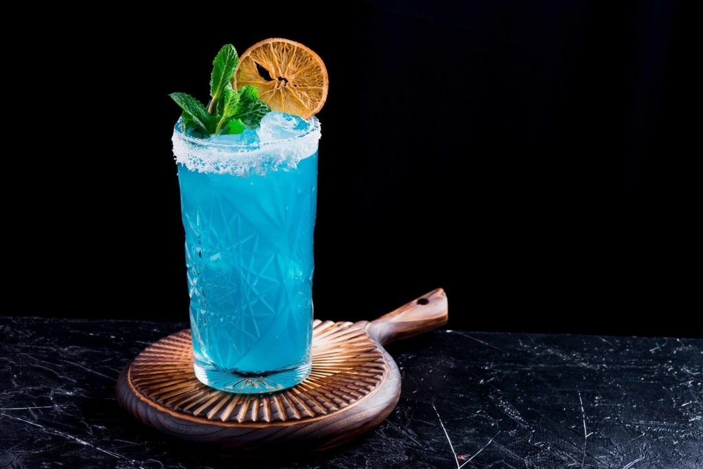 «Голубая лагуна» с ромом. Фото: © Shutterstock