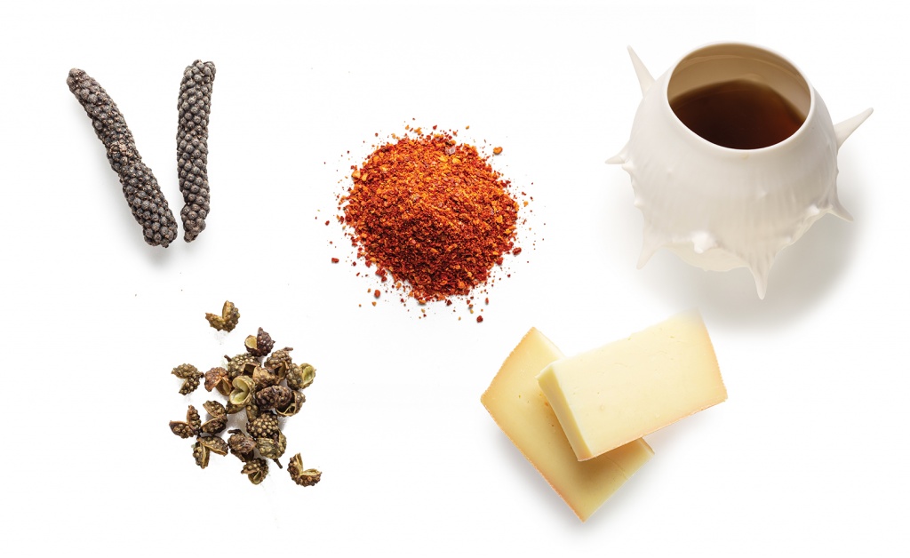 Слева направо: Перец длинный пиппали; Перец сычуаньский;Перец эспелет; Раклет;Рейши, чай из гриба 