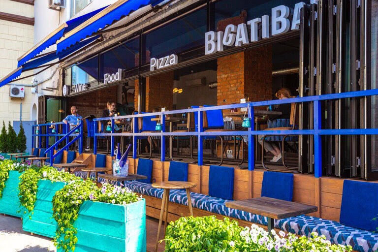Знаменитая гостеприимная веранда Bigati Bar