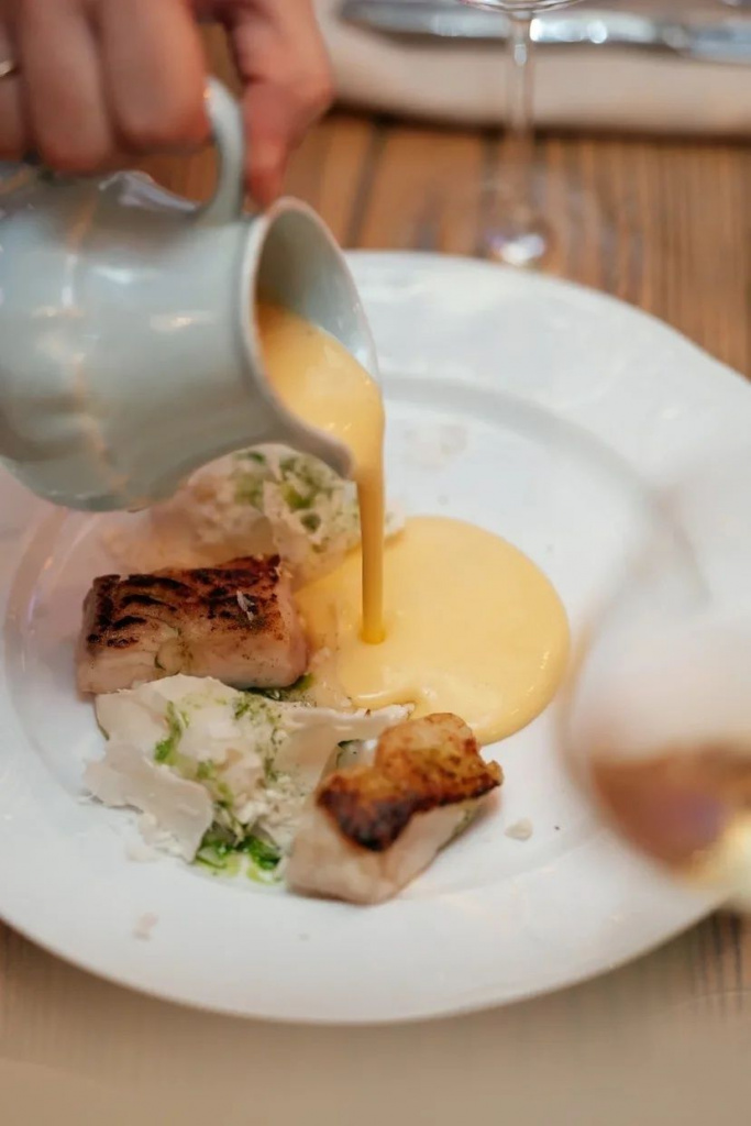 Сом с цветной капустой и соусом из мидий. Фото: © пресс-служба ресторана «ОнегинДача»